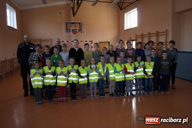 Zdjęcie w galerii na portalu naszraciborz.pl: Dzielnicowi z Kuźni Raciborskiej rozdali kamizelki odblaskowe  wiadomości z regionu