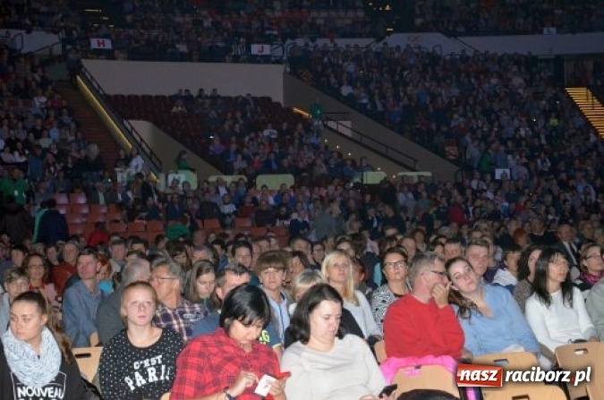 Zdjęcie w galerii na portalu naszraciborz.pl: Kilka tysięcy osób na premierze filmu produkcji Jaro Film w katowickim Spodku wiadomości z regionu