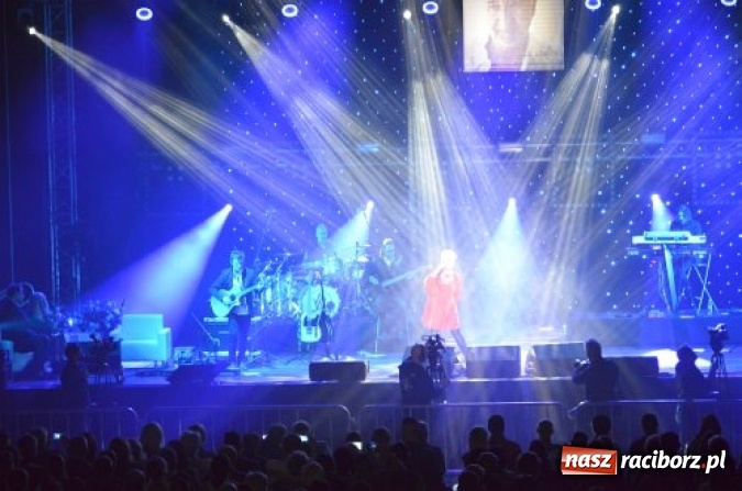 Zdjęcie w galerii na portalu naszraciborz.pl: Kilka tysięcy osób na premierze filmu produkcji Jaro Film w katowickim Spodku wiadomości z regionu