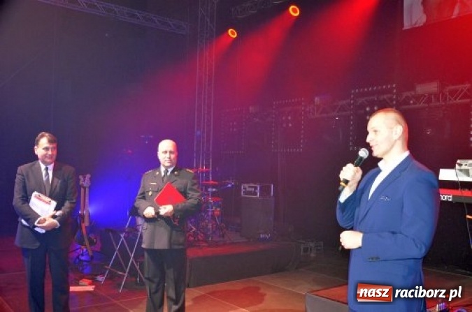 Zdjęcie w galerii na portalu naszraciborz.pl: Kilka tysięcy osób na premierze filmu produkcji Jaro Film w katowickim Spodku wiadomości z regionu