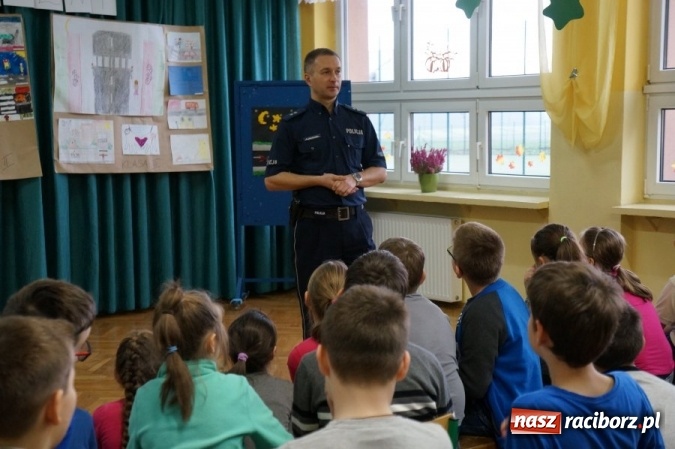 Zdjęcie w galerii na portalu naszraciborz.pl: Policjant na spotkaniu z uczniami w Pawłowie wiadomości z regionu