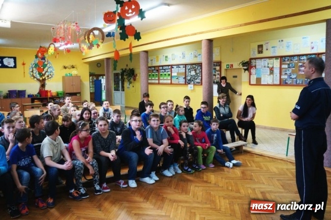 Zdjęcie w galerii na portalu naszraciborz.pl: Policjant na spotkaniu z uczniami w Pawłowie wiadomości z regionu