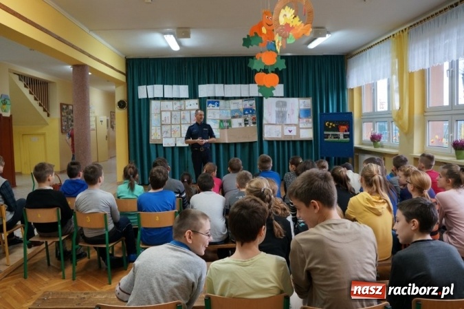 Zdjęcie w galerii na portalu naszraciborz.pl: Policjant na spotkaniu z uczniami w Pawłowie wiadomości z regionu