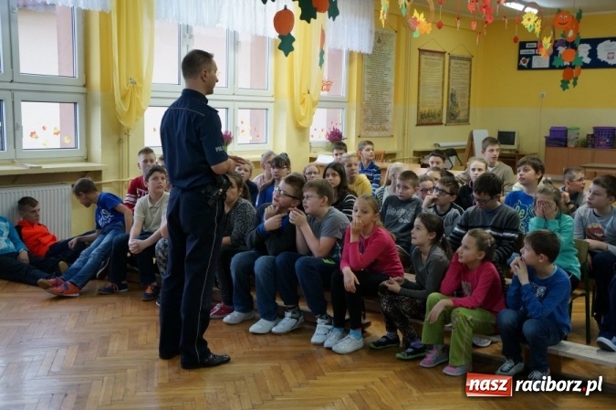 Zdjęcie w galerii na portalu naszraciborz.pl: Policjant na spotkaniu z uczniami w Pawłowie wiadomości z regionu