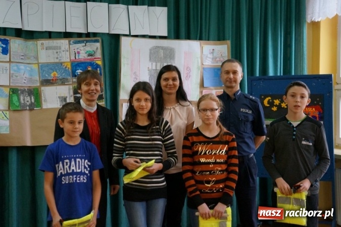 Zdjęcie w galerii na portalu naszraciborz.pl: Policjant na spotkaniu z uczniami w Pawłowie wiadomości z regionu