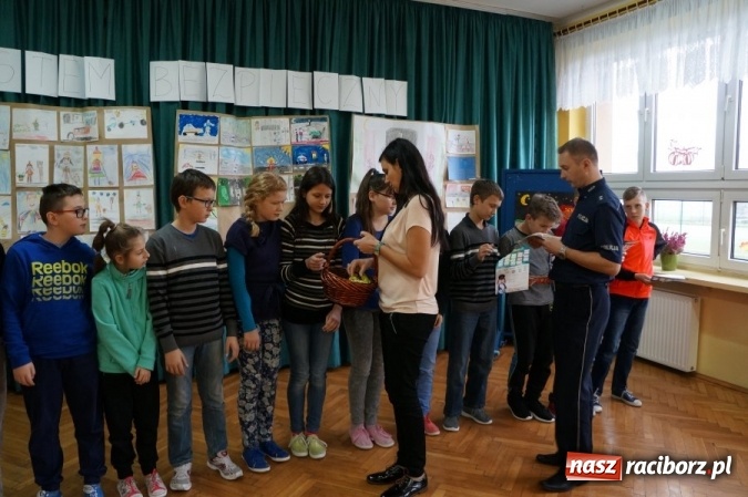 Zdjęcie w galerii na portalu naszraciborz.pl: Policjant na spotkaniu z uczniami w Pawłowie wiadomości z regionu