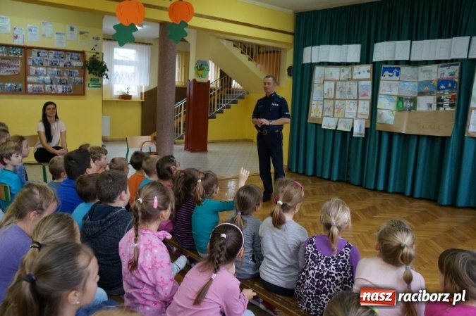 Zdjęcie w galerii na portalu naszraciborz.pl: Policjant na spotkaniu z uczniami w Pawłowie wiadomości z regionu