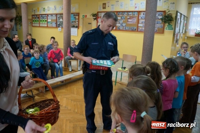 Zdjęcie w galerii na portalu naszraciborz.pl: Policjant na spotkaniu z uczniami w Pawłowie wiadomości z regionu