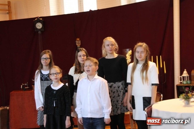 Zdjęcie w galerii na portalu naszraciborz.pl: Święto patrona w szkole na Płoni  wiadomości z regionu