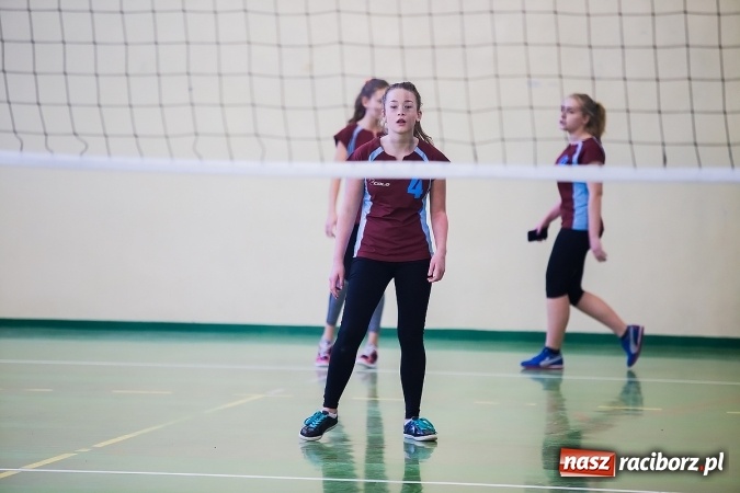 Zdjęcie w galerii na portalu naszraciborz.pl: Mistrzostwa Raciborza Szk&oacute;ł Gimnazjalnych w Dw&oacute;jkach Siatkarskich Dziewcząt wiadomości z regionu