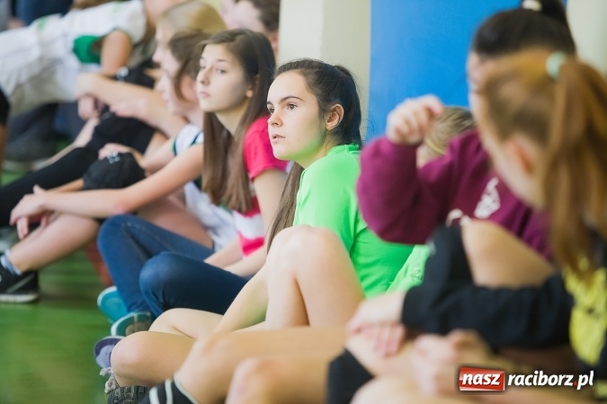 Zdjęcie w galerii na portalu naszraciborz.pl: Mistrzostwa Raciborza Szk&oacute;ł Gimnazjalnych w Dw&oacute;jkach Siatkarskich Dziewcząt wiadomości z regionu