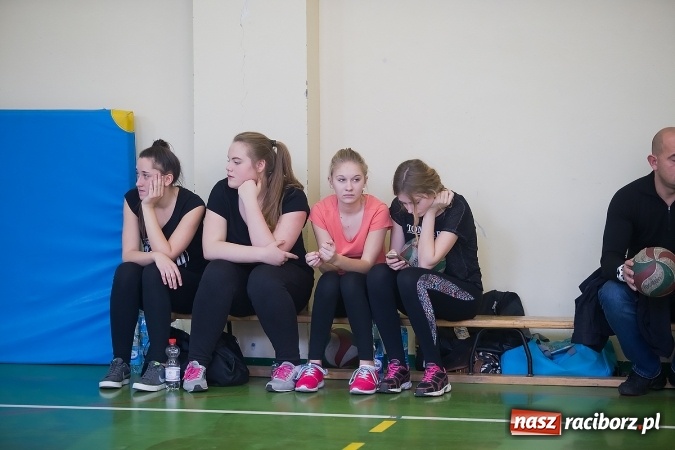 Zdjęcie w galerii na portalu naszraciborz.pl: Mistrzostwa Raciborza Szk&oacute;ł Gimnazjalnych w Dw&oacute;jkach Siatkarskich Dziewcząt wiadomości z regionu
