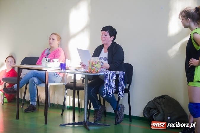 Zdjęcie w galerii na portalu naszraciborz.pl: Mistrzostwa Raciborza Szk&oacute;ł Gimnazjalnych w Dw&oacute;jkach Siatkarskich Dziewcząt wiadomości z regionu
