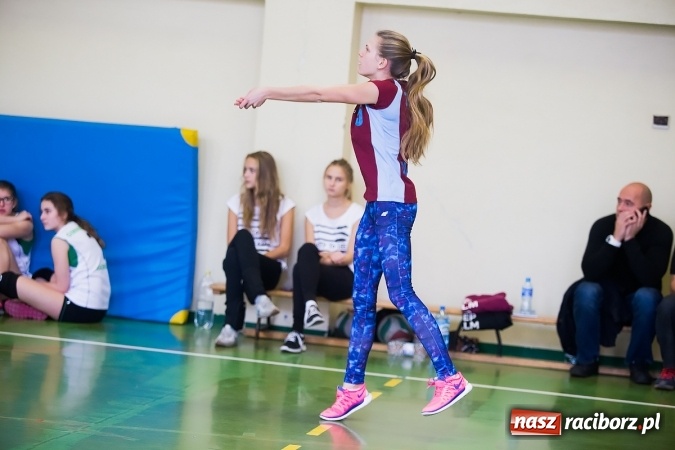 Zdjęcie w galerii na portalu naszraciborz.pl: Mistrzostwa Raciborza Szk&oacute;ł Gimnazjalnych w Dw&oacute;jkach Siatkarskich Dziewcząt wiadomości z regionu