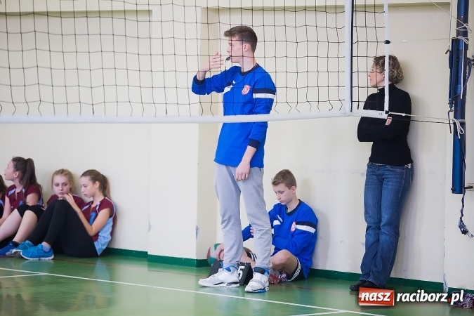 Zdjęcie w galerii na portalu naszraciborz.pl: Mistrzostwa Raciborza Szk&oacute;ł Gimnazjalnych w Dw&oacute;jkach Siatkarskich Dziewcząt wiadomości z regionu