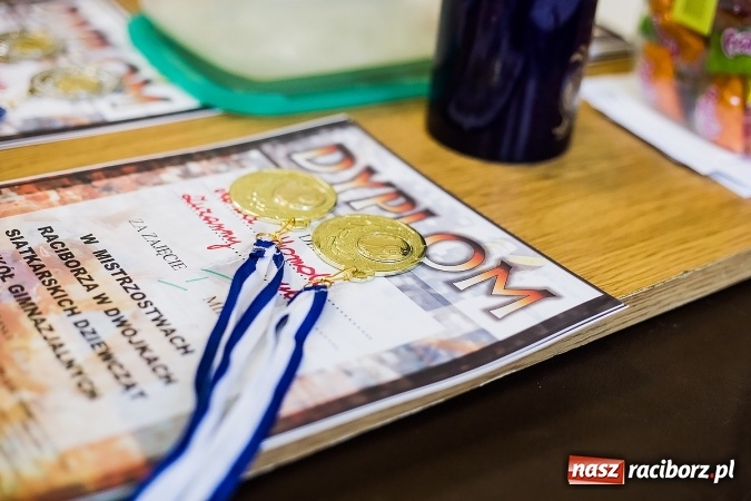 Zdjęcie w galerii na portalu naszraciborz.pl: Mistrzostwa Raciborza Szk&oacute;ł Gimnazjalnych w Dw&oacute;jkach Siatkarskich Dziewcząt wiadomości z regionu