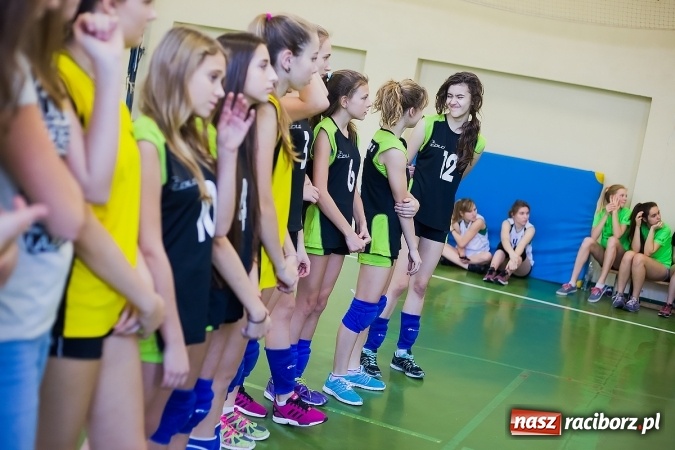 Zdjęcie w galerii na portalu naszraciborz.pl: Mistrzostwa Raciborza Szk&oacute;ł Gimnazjalnych w Dw&oacute;jkach Siatkarskich Dziewcząt wiadomości z regionu