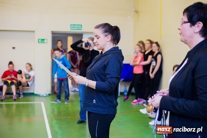 Zdjęcie w galerii na portalu naszraciborz.pl: Mistrzostwa Raciborza Szk&oacute;ł Gimnazjalnych w Dw&oacute;jkach Siatkarskich Dziewcząt wiadomości z regionu