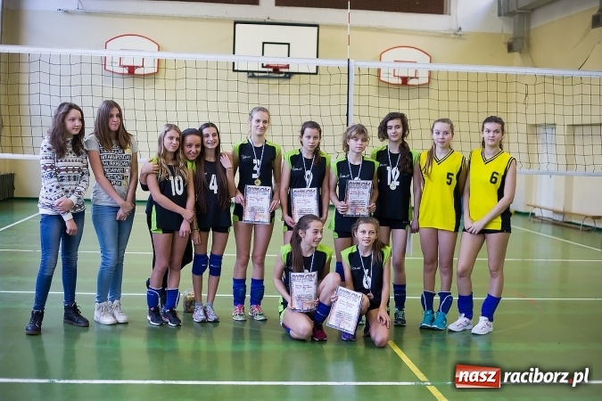 Zdjęcie w galerii na portalu naszraciborz.pl: Mistrzostwa Raciborza Szk&oacute;ł Gimnazjalnych w Dw&oacute;jkach Siatkarskich Dziewcząt wiadomości z regionu