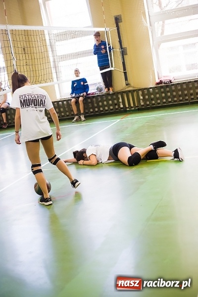 Zdjęcie w galerii na portalu naszraciborz.pl: Mistrzostwa Raciborza Szk&oacute;ł Gimnazjalnych w Dw&oacute;jkach Siatkarskich Dziewcząt wiadomości z regionu