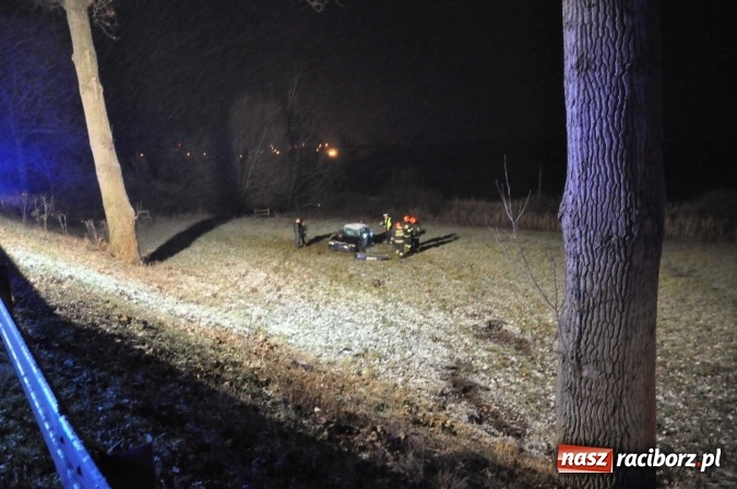 Zdjęcie w galerii na portalu naszraciborz.pl: Mitsubishi zjechało ze skarpy w Brzeziu. Kierowca w szpitalu wiadomości z regionu