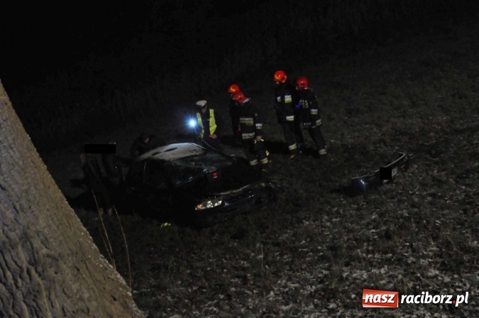 Zdjęcie w galerii na portalu naszraciborz.pl: Mitsubishi zjechało ze skarpy w Brzeziu. Kierowca w szpitalu wiadomości z regionu