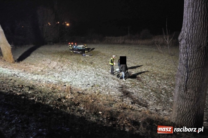 Zdjęcie w galerii na portalu naszraciborz.pl: Mitsubishi zjechało ze skarpy w Brzeziu. Kierowca w szpitalu wiadomości z regionu