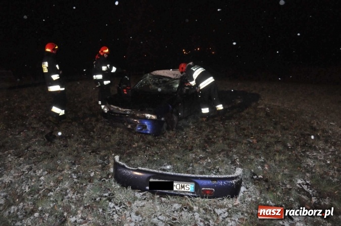 Zdjęcie w galerii na portalu naszraciborz.pl: Mitsubishi zjechało ze skarpy w Brzeziu. Kierowca w szpitalu wiadomości z regionu