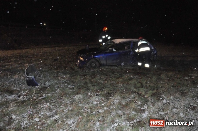 Zdjęcie w galerii na portalu naszraciborz.pl: Mitsubishi zjechało ze skarpy w Brzeziu. Kierowca w szpitalu wiadomości z regionu