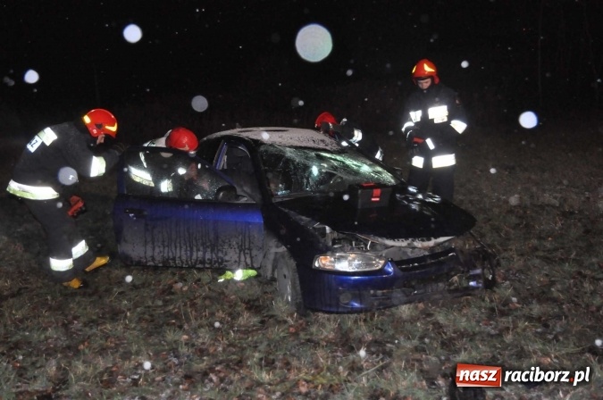 Zdjęcie w galerii na portalu naszraciborz.pl: Mitsubishi zjechało ze skarpy w Brzeziu. Kierowca w szpitalu wiadomości z regionu