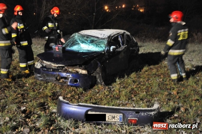 Zdjęcie w galerii na portalu naszraciborz.pl: Mitsubishi zjechało ze skarpy w Brzeziu. Kierowca w szpitalu wiadomości z regionu