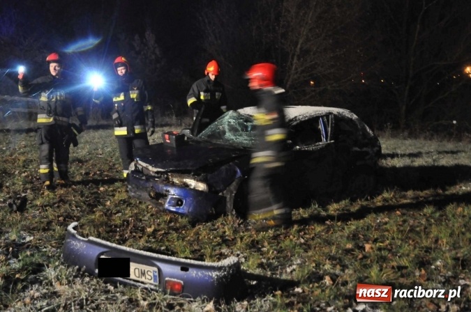 Zdjęcie w galerii na portalu naszraciborz.pl: Mitsubishi zjechało ze skarpy w Brzeziu. Kierowca w szpitalu wiadomości z regionu