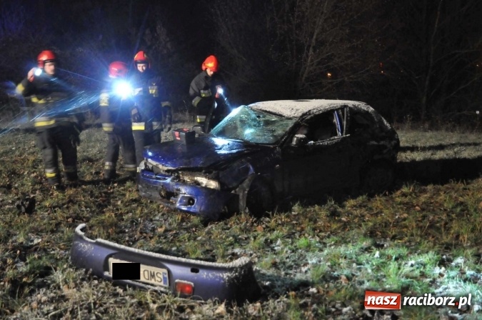 Zdjęcie w galerii na portalu naszraciborz.pl: Mitsubishi zjechało ze skarpy w Brzeziu. Kierowca w szpitalu wiadomości z regionu
