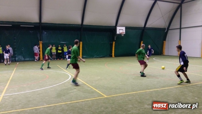 Zdjęcie w galerii na portalu naszraciborz.pl: Inauguracja II edycji Rudzkiej Amatorskiej Ligi Piłki Nożnej Pięcioosobowej wiadomości z regionu