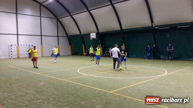 Zdjęcie w galerii na portalu naszraciborz.pl: Inauguracja II edycji Rudzkiej Amatorskiej Ligi Piłki Nożnej Pięcioosobowej wiadomości z regionu