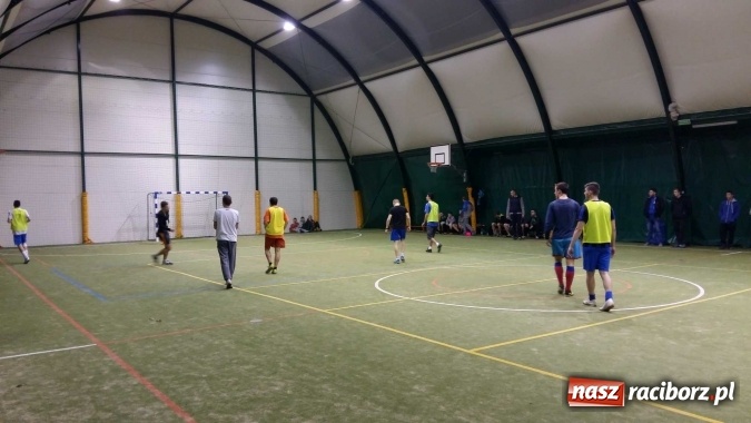 Zdjęcie w galerii na portalu naszraciborz.pl: Inauguracja II edycji Rudzkiej Amatorskiej Ligi Piłki Nożnej Pięcioosobowej wiadomości z regionu