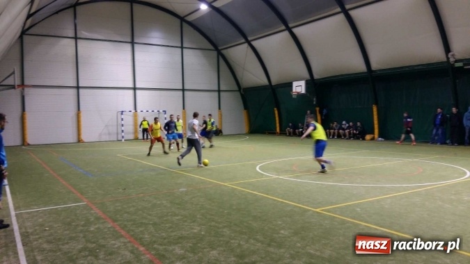 Zdjęcie w galerii na portalu naszraciborz.pl: Inauguracja II edycji Rudzkiej Amatorskiej Ligi Piłki Nożnej Pięcioosobowej wiadomości z regionu