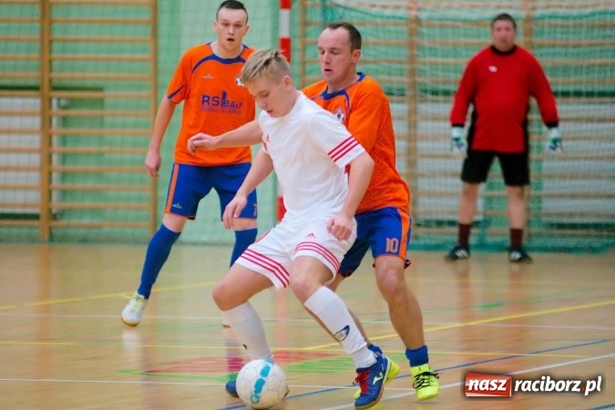 Zdjęcie w galerii na portalu naszraciborz.pl: Drugoligowe emocje w HLPN. Galactik Football i LKS Raszczyce z kompletami punktów wiadomości z regionu
