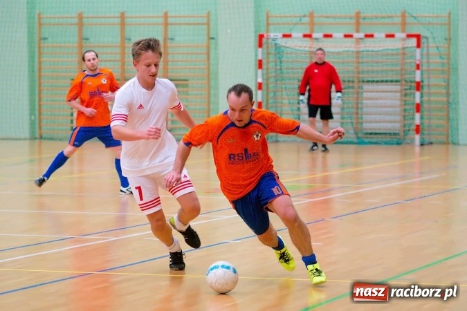 Zdjęcie w galerii na portalu naszraciborz.pl: Drugoligowe emocje w HLPN. Galactik Football i LKS Raszczyce z kompletami punktów wiadomości z regionu