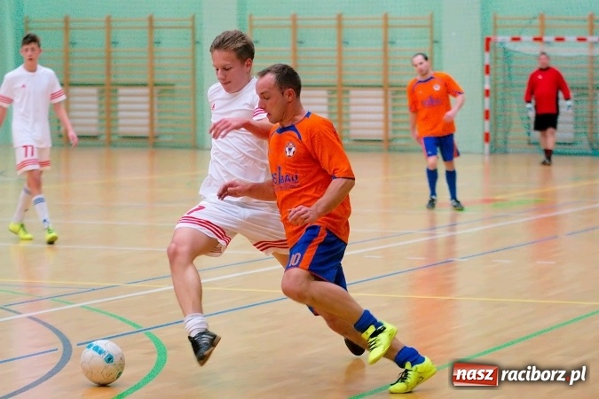 Zdjęcie w galerii na portalu naszraciborz.pl: Drugoligowe emocje w HLPN. Galactik Football i LKS Raszczyce z kompletami punktów wiadomości z regionu