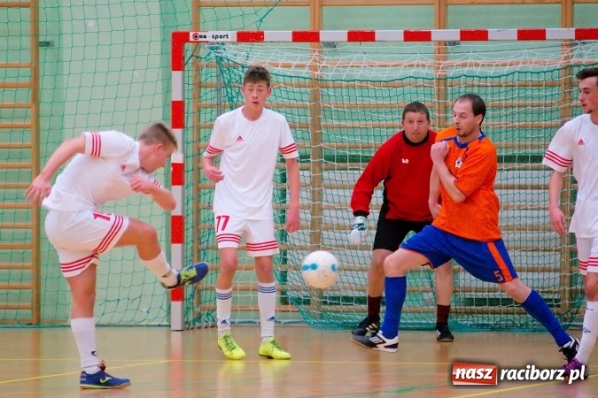 Zdjęcie w galerii na portalu naszraciborz.pl: Drugoligowe emocje w HLPN. Galactik Football i LKS Raszczyce z kompletami punktów wiadomości z regionu