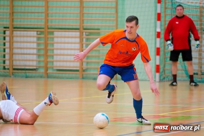 Zdjęcie w galerii na portalu naszraciborz.pl: Drugoligowe emocje w HLPN. Galactik Football i LKS Raszczyce z kompletami punktów wiadomości z regionu