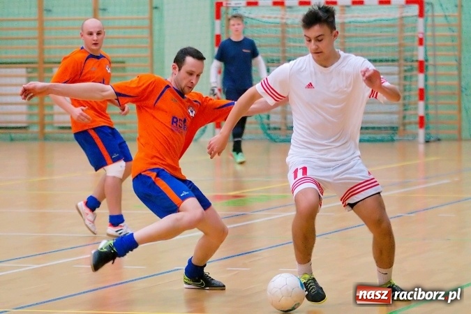 Zdjęcie w galerii na portalu naszraciborz.pl: Drugoligowe emocje w HLPN. Galactik Football i LKS Raszczyce z kompletami punktów wiadomości z regionu