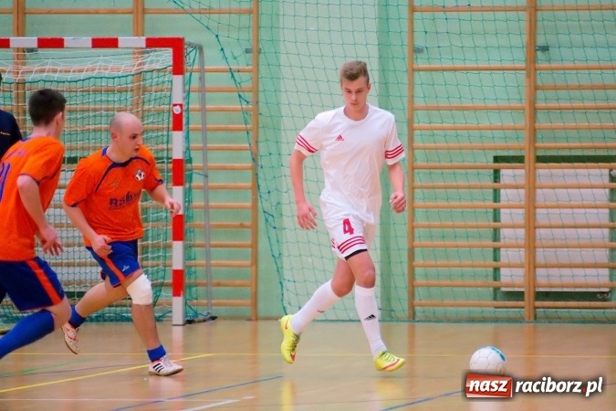 Zdjęcie w galerii na portalu naszraciborz.pl: Drugoligowe emocje w HLPN. Galactik Football i LKS Raszczyce z kompletami punktów wiadomości z regionu