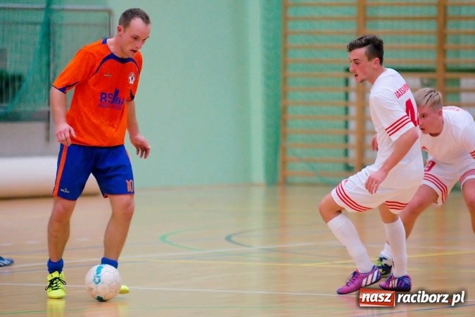 Zdjęcie w galerii na portalu naszraciborz.pl: Drugoligowe emocje w HLPN. Galactik Football i LKS Raszczyce z kompletami punktów wiadomości z regionu