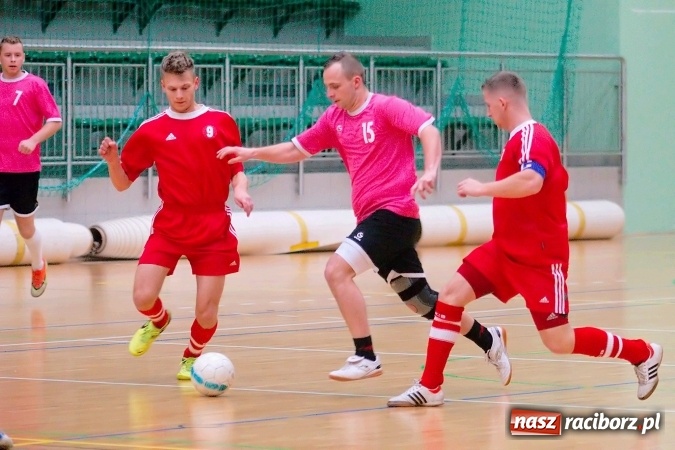 Zdjęcie w galerii na portalu naszraciborz.pl: Drugoligowe emocje w HLPN. Galactik Football i LKS Raszczyce z kompletami punktów wiadomości z regionu