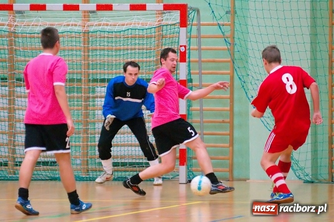Zdjęcie w galerii na portalu naszraciborz.pl: Drugoligowe emocje w HLPN. Galactik Football i LKS Raszczyce z kompletami punktów wiadomości z regionu