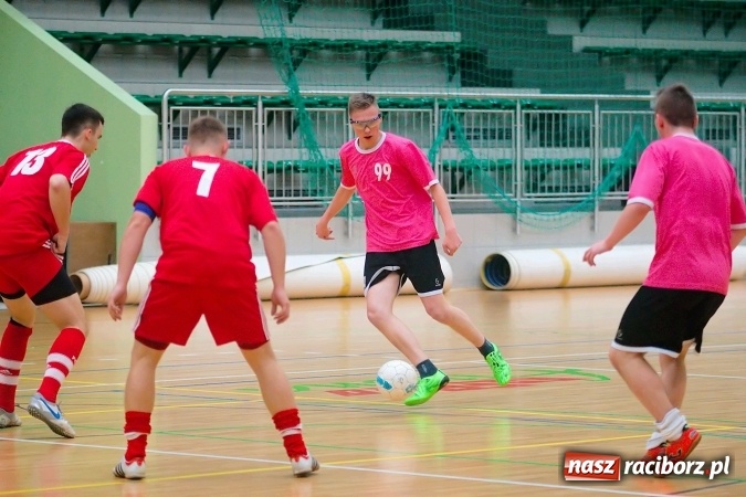 Zdjęcie w galerii na portalu naszraciborz.pl: Drugoligowe emocje w HLPN. Galactik Football i LKS Raszczyce z kompletami punktów wiadomości z regionu