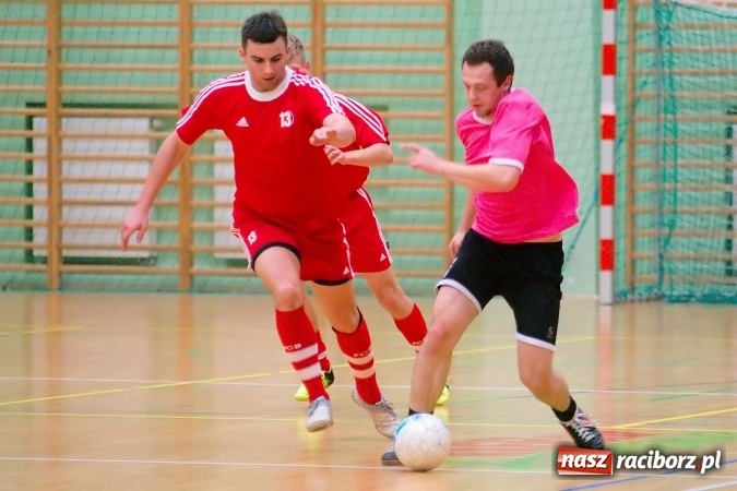 Zdjęcie w galerii na portalu naszraciborz.pl: Drugoligowe emocje w HLPN. Galactik Football i LKS Raszczyce z kompletami punktów wiadomości z regionu