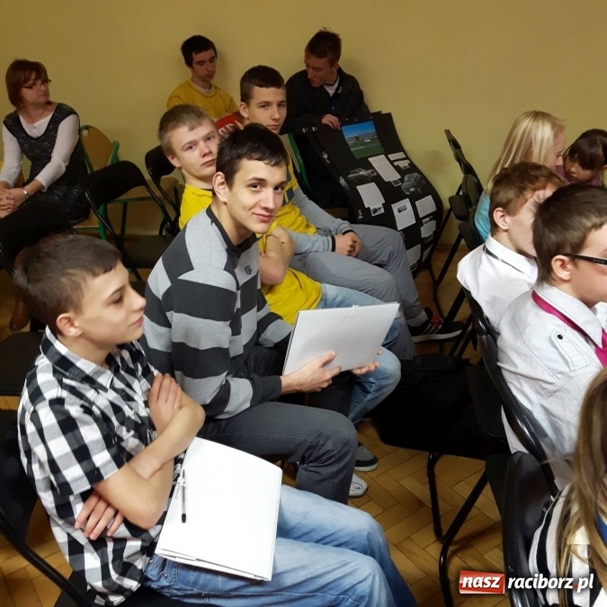 Zdjęcie w galerii na portalu naszraciborz.pl: Wychowankowie Młodzieżowego Ośrodka Wychowawczego w Rudach z wizytą w Rybniku wiadomości z regionu